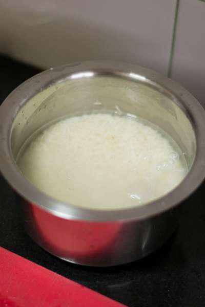 Tomato-Rice-with-Coconut-Milk-in-Pressure Cooker-soak-rice