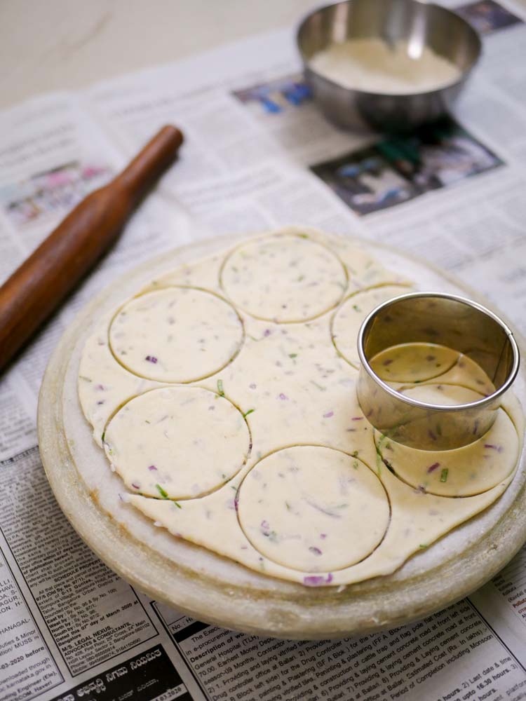 onion-chilli-crackers-recipe-16