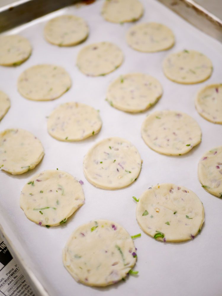onion-chilli-crackers-recipe-17