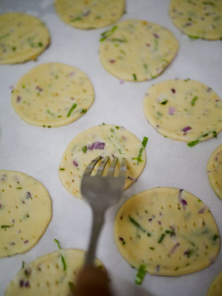 onion-chilli-crackers-recipe-20