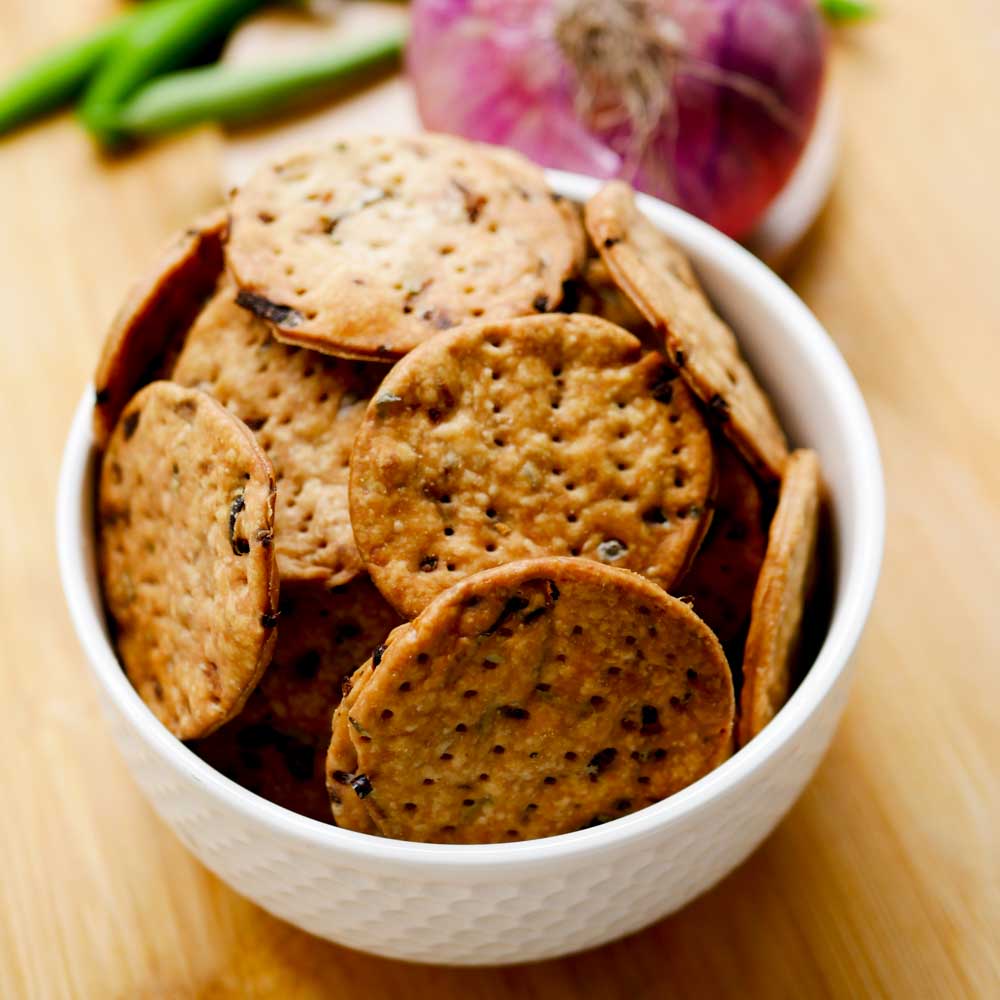 onion-chilli-crackers-recipe-21